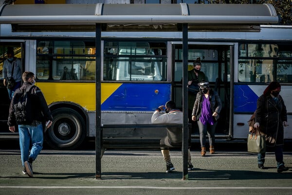 Είσοδος μόνο από την μπροστινή πόρτα στα Λεωφορεία για την πάταξη της εισιτηριοδιαφυγής σε Αθήνα και στη Θεσσαλονίκη