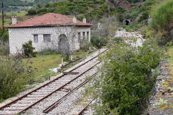 Το ξεχασμένο ναζιστικό στρατόπεδο συγκέντρωσης στην Καρυά Φθιώτιδας 