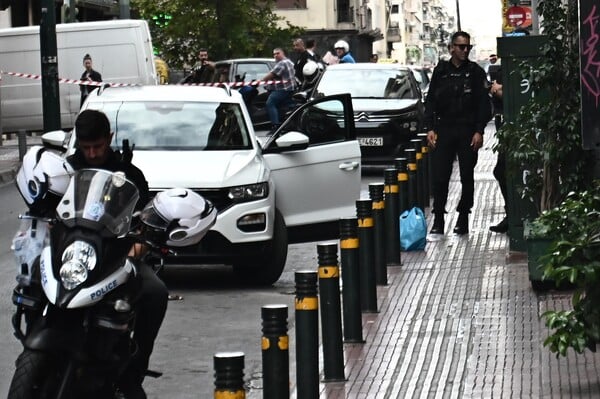 Συναγερμός στην ΕΛΑΣ: Εντοπίστηκε αυτοκίνητο με εκρηκτικά στην Ομόνοια 