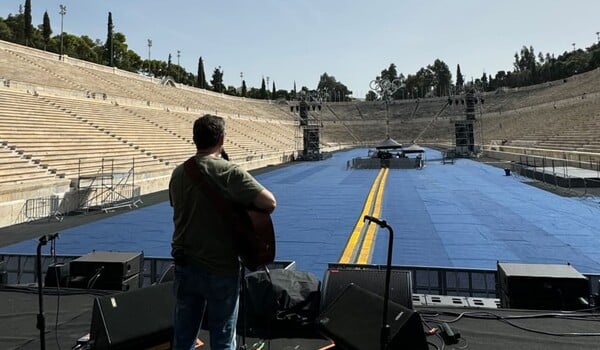 Η πρόβα του Σωκράτη Μάλαμα για τη συναυλία στο Καλλιμάρμαρο απόψε