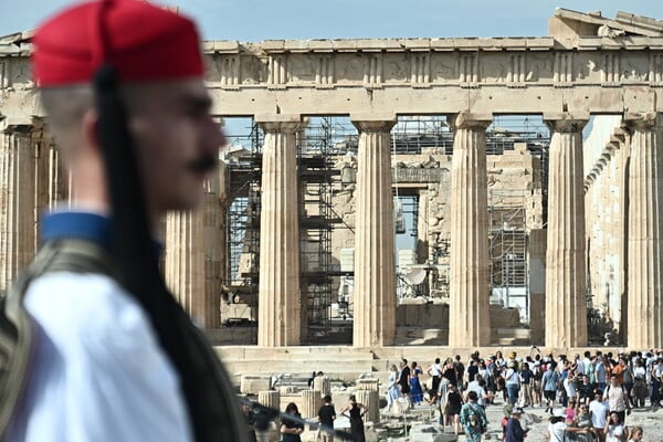 Έπαρση της σημαίας στην Ακρόπολη για την επέτειο απελευθέρωσης της Αθήνας από τη γερμανική κατοχή 