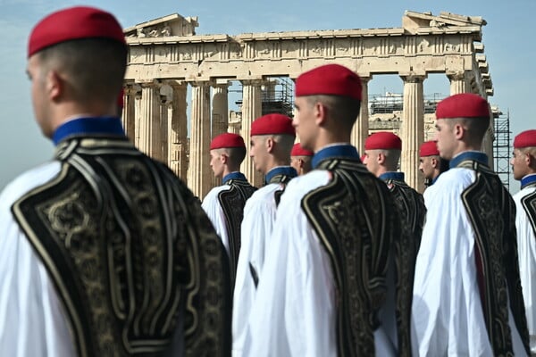 Έπαρση της σημαίας στην Ακρόπολη για την επέτειο απελευθέρωσης της Αθήνας από τη γερμανική κατοχή 