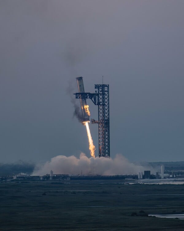 Ιστορική πρωτιά για την SpaceX: Αναχαίτισε μέρος πυραύλου μετά την εκτόξευση