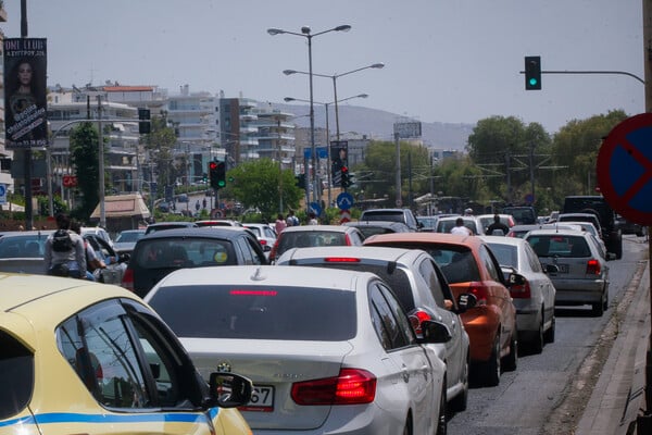 Σοβαρό τροχαίο στη Γλυφάδα - Κλειστή η δεξιά λωρίδα της Βουλιαγμένης στο ρεύμα προς Αθήνα 