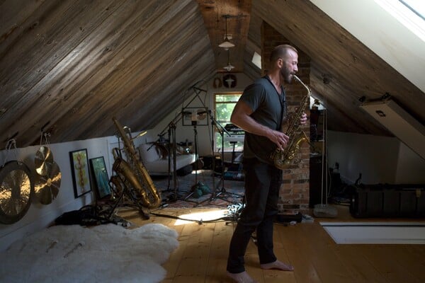 Colin Stetson: Από τις απαιτήσεις ενός αιωνόβιου μπάσου σαξοφώνου σε μουσική για ταινίες τρόμου όπως το «Hereditary»