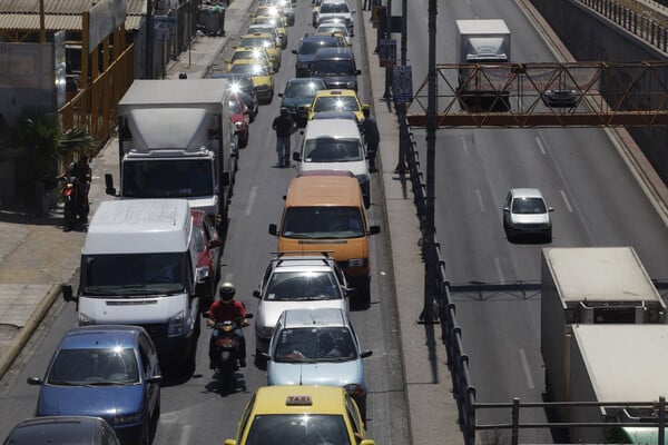 Τροχαίο με εμπλοκή τριών οχημάτων στη Λ. Κηφισού -Μποτιλιάρισμα στο ρεύμα προς Λαμία