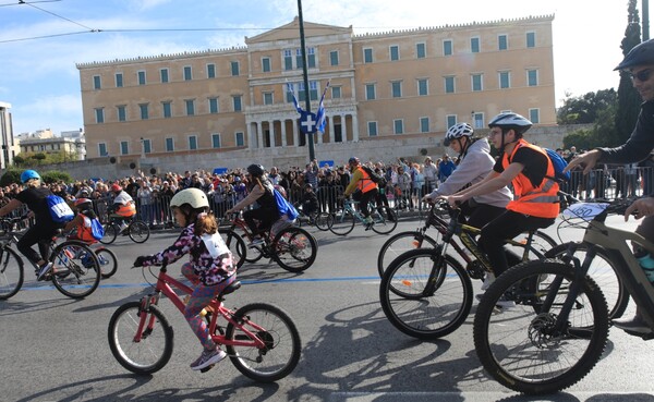 Ποδηλατικός γύρος: Γέμισε το κέντρο της Αθήνας με δικυκλιστές