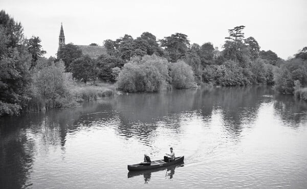 Το 2010 έξω από το στούντιό τους στο Oxfordshire της Αγγλίας, σε διάλειμμα