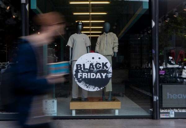 Black Friday 2024: Γιατί ονομάζεται «μαύρη» Παρασκευή