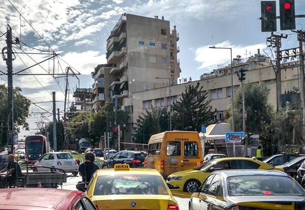 Κίνηση στους δρόμους: Στο «κόκκινο» η Ποσειδώνος λόγω τροχαίου - Μποτιλιάρισμα σε Κηφισό, Κηφισίας, Αττική Οδό