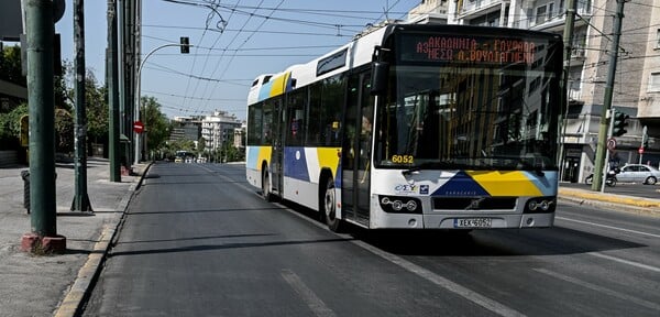 Οδηγός κατέβασε από το λεωφορείο εθελοντή πυροσβέστη γιατί φορούσε αρβύλες