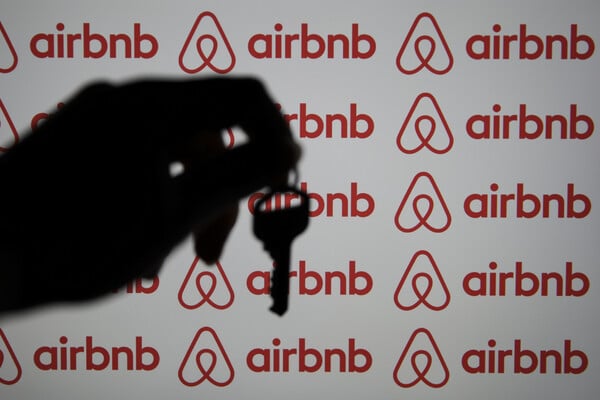 Βρετανία: Άδεια Airbnb θα χρησιμοποιηθούν για τη στέγαση επιζώντων ενδοοικογενειακής βίας χωρίς χρέωση