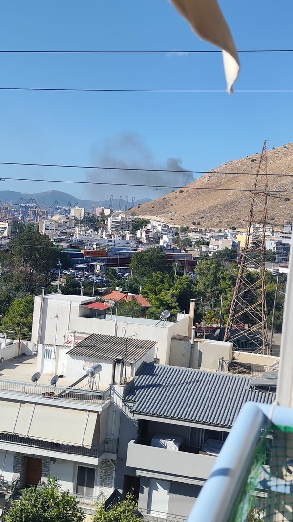 Υπό μερικό έλεγχο έχει τεθεί η φωτιά στο Πέραμα