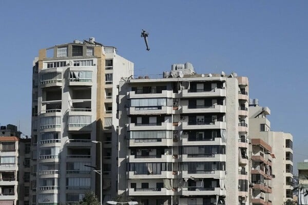 Βηρυτός: Ισραηλινός πύραυλος πλήττει κτίριο που κατεδαφίζεται μέσα σε δευτερόλεπτα