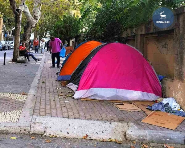 Ρόδος: Μετανάστες ζουν σε σκηνές πριν μεταφερθούν σε οργανωμένες δομές στην υπόλοιπη χώρα