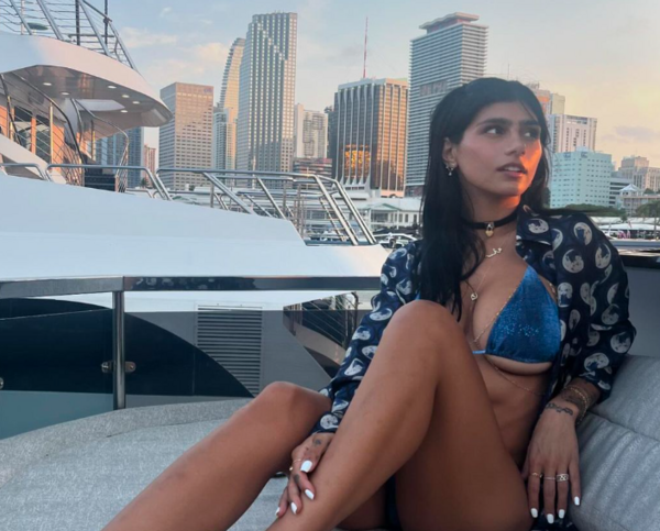 «Δεν είχα τον έλεγχο της εικόνας μου»: H Mia Khalifa μιλά για τη διαβόητη ερωτική σκηνή με τη χιτζάμπ 