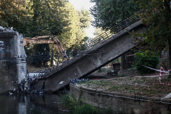 Τρίκαλα: Κατεδαφίζεται η γέφυρα Μαρούγκαινας στον Λιθαίο ποταμό