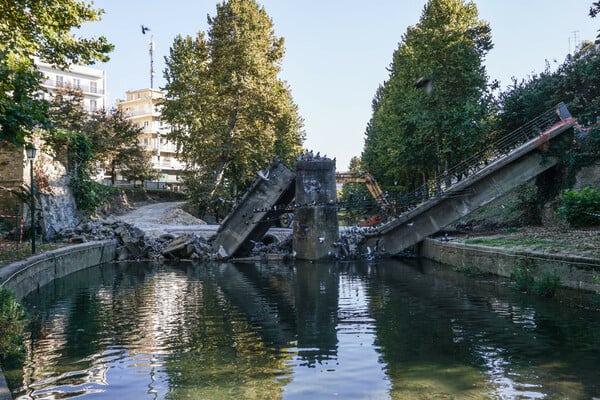 Τρίκαλα: Κατεδαφίζεται η γέφυρα Μαρούγκαινας στον Λιθαίο ποταμό