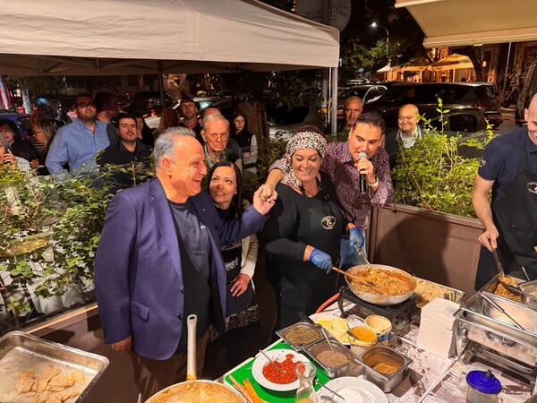 «Ομορφαίνει δεν παχαίνει»: Σουβλάκι με πατσά και χούμους στην Θεσσαλονίκη