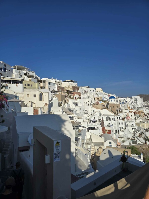 Πρόεδρος Ξενοδόχων Σαντορίνης: Δεν είχαμε υπερτουρισμό αλλά «υπήρξε συνωστισμός και κακή οργάνωση»