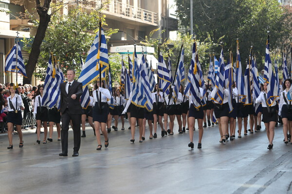 Θεσσαλονίκη: Πλήθος κόσμου στην μαθητική παρέλαση της 28ης Οκτωβρίου