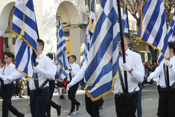 Θεσσαλονίκη: Πλήθος κόσμου στην μαθητική παρέλαση της 28ης Οκτωβρίου