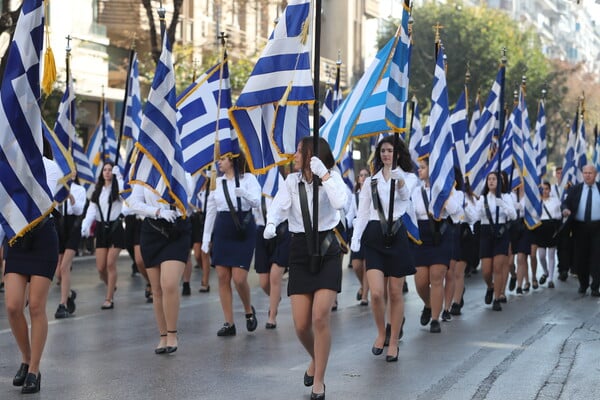 Θεσσαλονίκη: Πλήθος κόσμου στην μαθητική παρέλαση της 28ης Οκτωβρίου