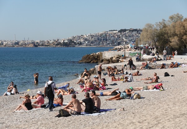 Για μπάνιο στον Φλοίσβο μετά την παρέλαση της 28ης, όσοι έμειναν στην Αθήνα