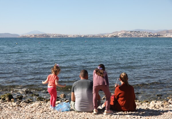 Για μπάνιο στον Φλοίσβο μετά την παρέλαση της 28ης, όσοι έμειναν στην Αθήνα