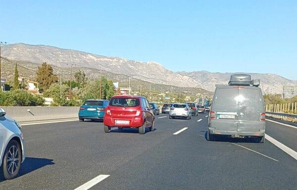 Κίνηση στους δρόμους - 28η Οκτωβρίου: Επιστρέφουν οι εκδρομείς του τριημέρου, πού έχει προβλήματα