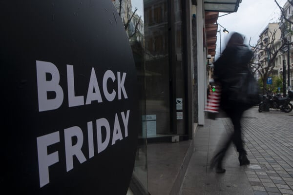 Black Friday: Ένας στους δύο Έλληνες σκέφτεται να κάνει αγορές