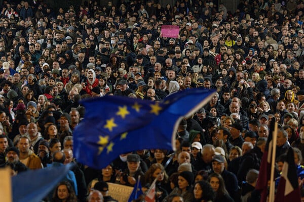 Γεωργία: Χιλιάδες πολίτες διαδηλώνουν κατά του εκλογικού αποτελέσματος- Κατηγορούν τη Ρωσία για νοθεία