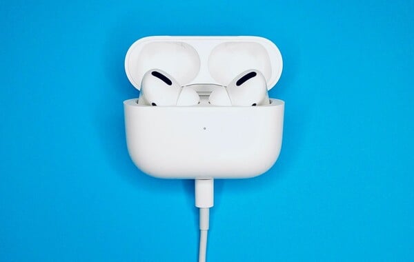 Πώς η νέα λειτουργία των AirPods μπορεί να βοηθήσει τα άτομα με προβλήματα ακοής