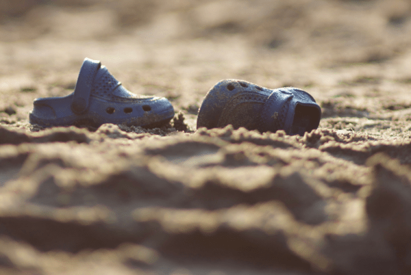 Σχολεία στις ΗΠΑ απαγορεύουν τα Crocs- Οι λόγοι που το κάνουν