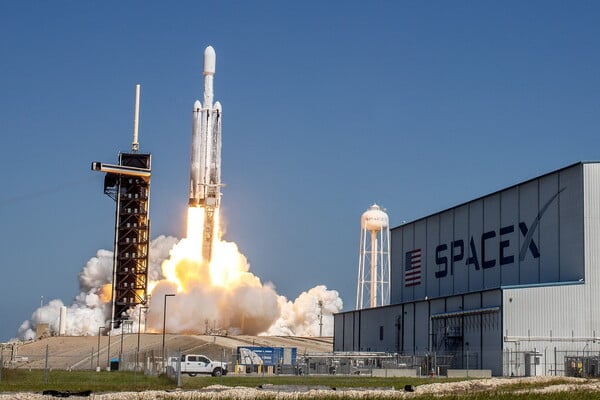 New York Times: Η SpaceX μπαίνει «φουριόζα» στο παιχνίδι της διεθνούς κατασκοπείας παρά τις ανησυχίες του Πενταγώνου για τον Έλον Μασκ