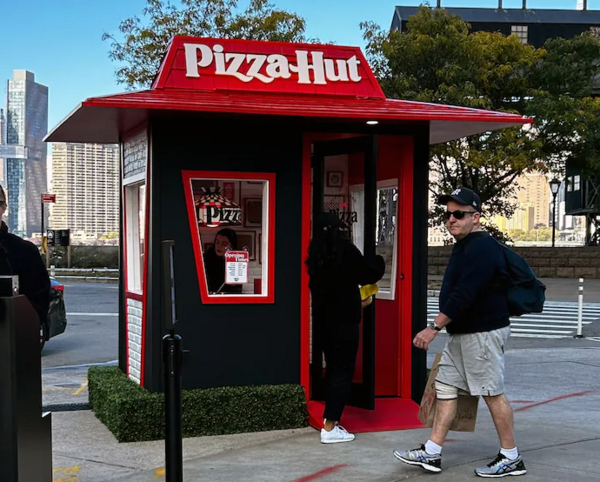 Personal Pan Pizza Hut: Ατομικές πίτσες σε ένα μίνι εστιατόριο για έναν