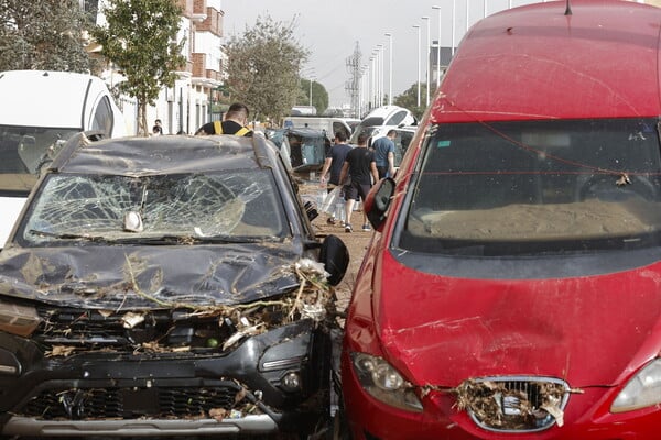 Πλημμύρες στην Ισπανία: «Το κακό είχε γίνει ήδη»: Μαρτυρία Ελληνίδας τουρίστριας για τις καθυστερημένες προειδοποιήσεις