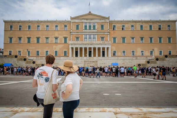 Ευρωβαρόμετρο: Τελευταία η Ελλάδα στην ΕΕ των 27- «Δεν προστατεύεται το κράτος δικαίου»