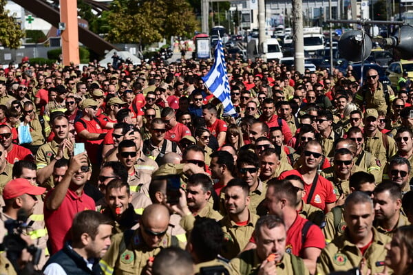 Συγκέντρωση διαμαρτυρίας εποχικών πυροσβεστών έξω από το υπουργείο Πολιτικής Προστασίας