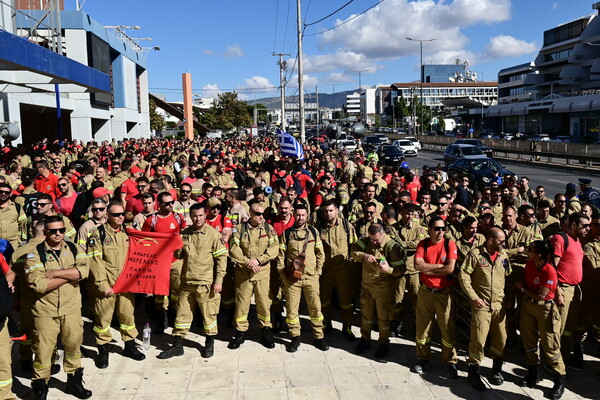 Συγκέντρωση διαμαρτυρίας εποχικών πυροσβεστών έξω από το υπουργείο Πολιτικής Προστασίας