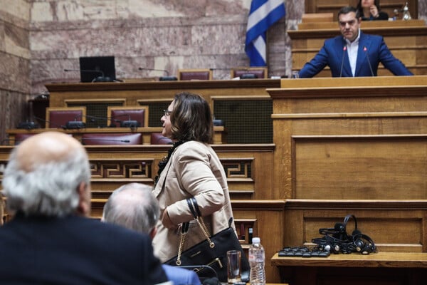 Γιατί αποχώρησε η εισαγγελέας του Αρείου Πάγου ενώ ο Τσίπρας μιλούσε για τις υποκλοπές