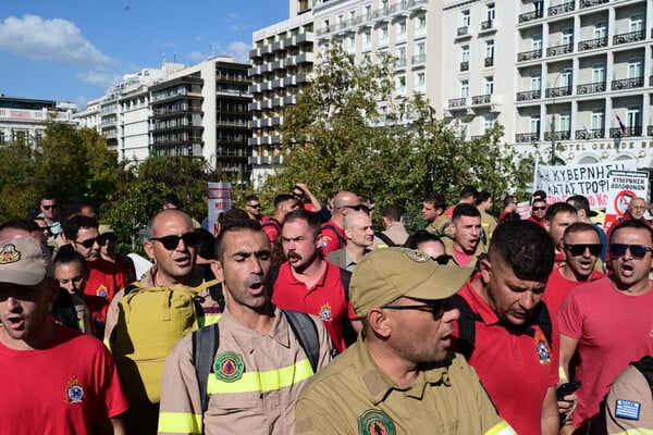 Νέα συγκέντρωση των εποχικών πυροσβεστών σήμερα – 14 τραυματίες στα επεισόδια στο υπουργείο Πολιτικής Προστασίας