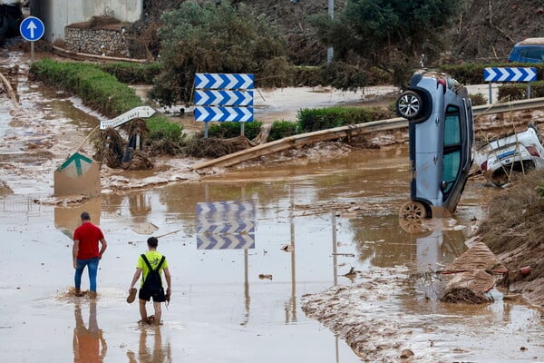 Οικογένεια από τον Βόλο στις πλημμύρες της Βαλένθια: «Κι εμείς πάθαμε καταστροφές, αλλά καμία σχέση»