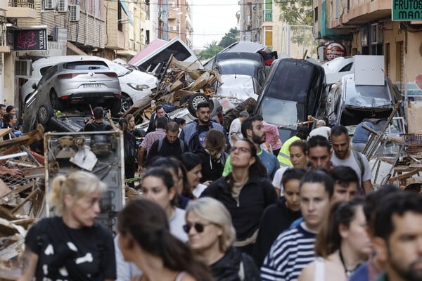 Πλημμύρες στην Ισπανία: Χιλιάδες εθελοντές στην κατεστραμμένη Βαλένθια