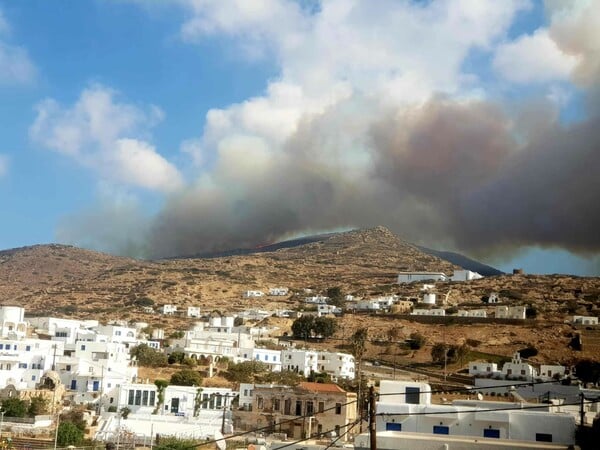 Μεγάλη φωτιά στην Ίο – Χωρίς πυροσβέστες το νησί