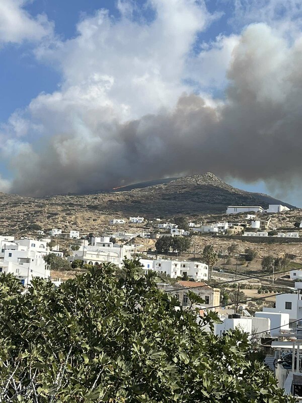 Μεγάλη φωτιά στην Ίο – Χωρίς πυροσβέστες το νησί