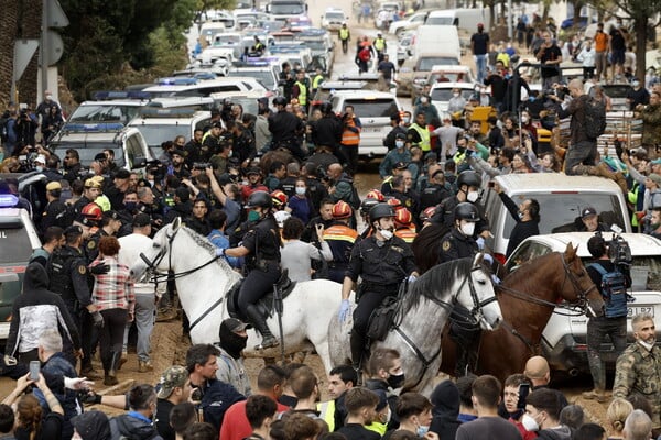 Ισπανία: «Δολοφόνοι» φώναξαν στον Φελίπε, τη Λετίθια και τον Σάντσεθ πλημμυρισμένη Βαλένθια