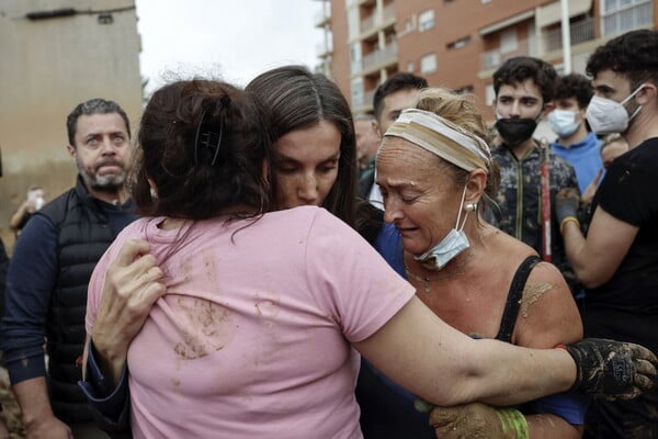 Ισπανία - Η Λετίθια στις λάσπες «τα ακούει» από το πλήθος: «Εδώ πεθαίνουμε, εσένα δεν σου λείπει τίποτα»