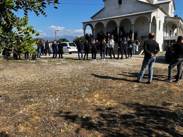 Αγρίνιο: Λευκό φέρετρο και κουφέτα στην κηδεία του 20χρονου Άκη