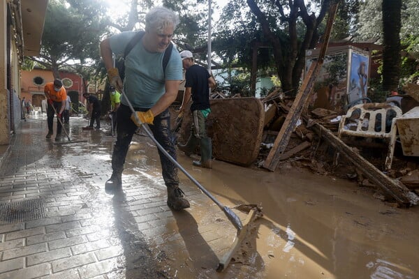 Πλημμύρες στην Ισπανία: Πάνω από 2.600 με ζημιές και τεράστια έκταση 534 τετρ. χιλιομέτρων κάτω από το νερό